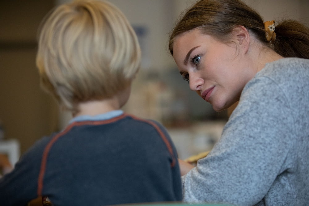 Pedagog och barn kollar på varann.