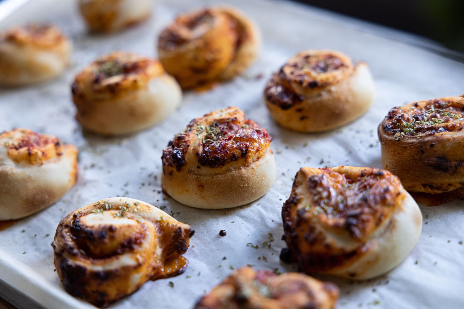många pizzabullar som ligger på en bakplåt
