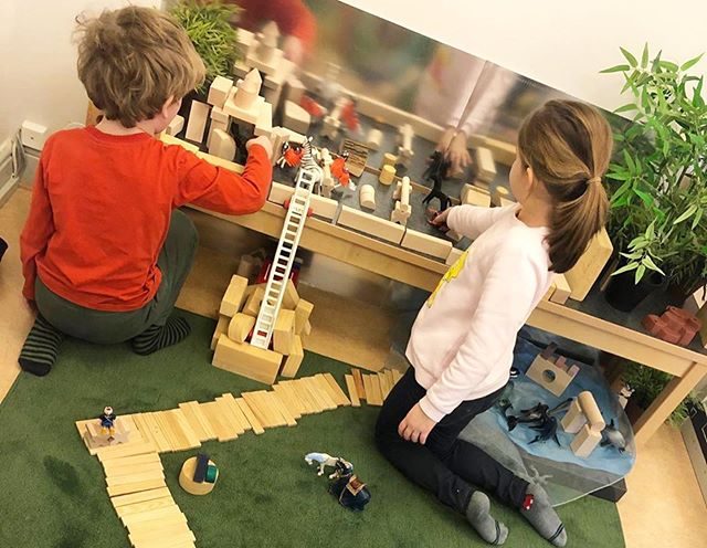 barn leker i mysig pedagisk miljö på förskolan