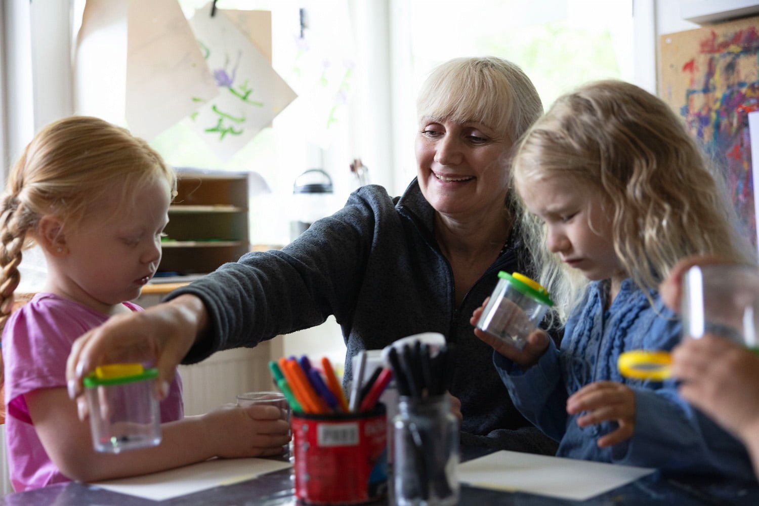 pedagog och barn utforskar tillsammans på förskolan