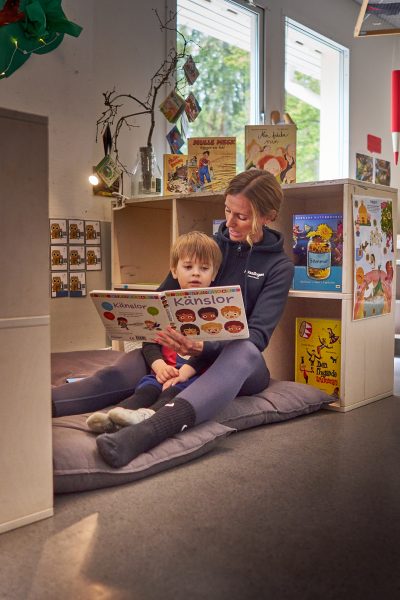 Pedagog läser för ett barn.