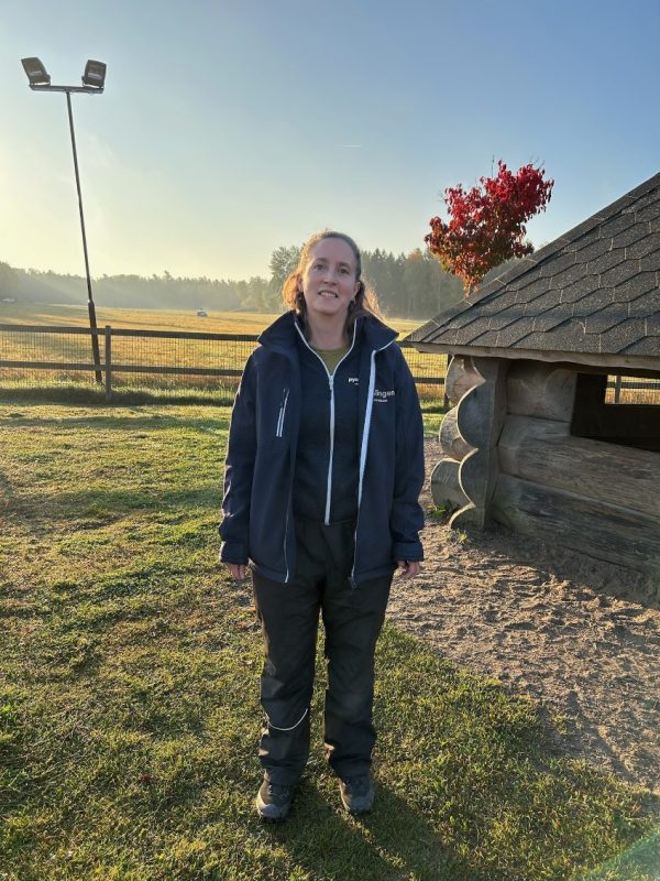 Pedagog står ute på gården.