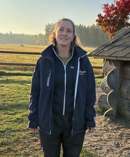 Pedagog står ute på gården.