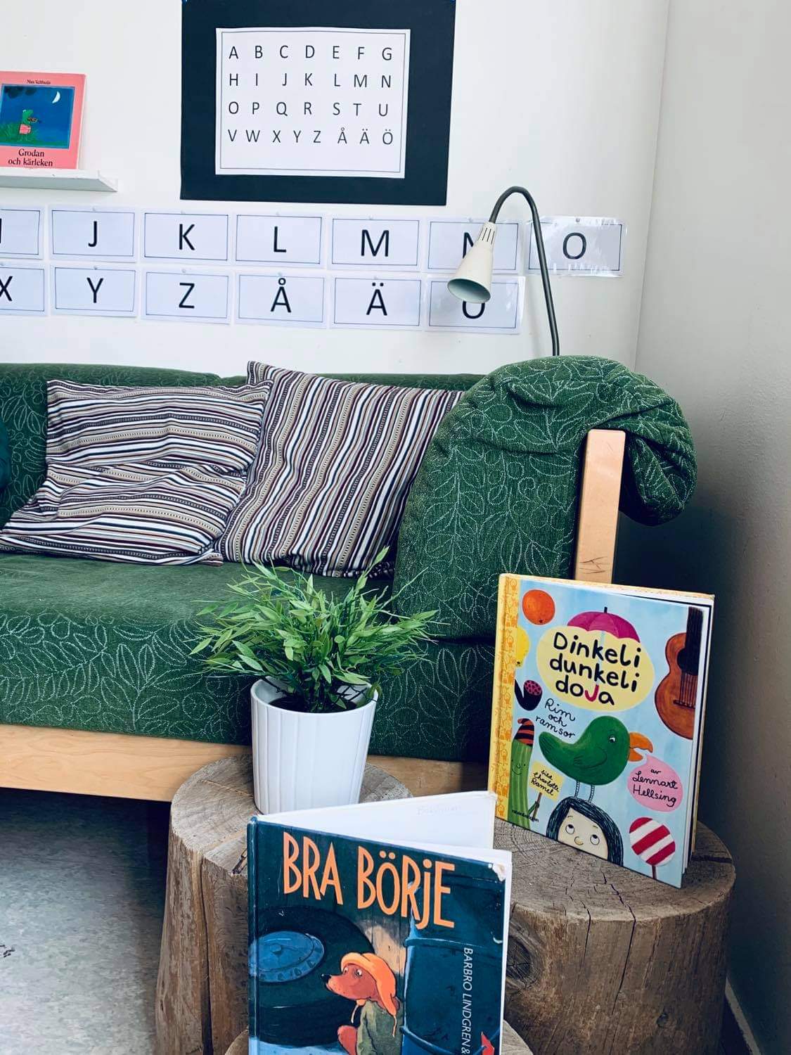 Läshörna med en soffa och ett gäng böcker.