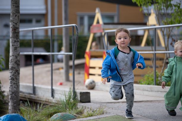 Pojke springer på förskola
