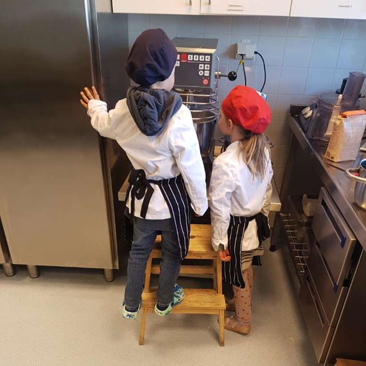 Två barn är med i köket och bakar bröd.
