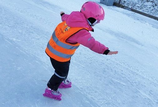 barn som åker skridskor på is med förskolan