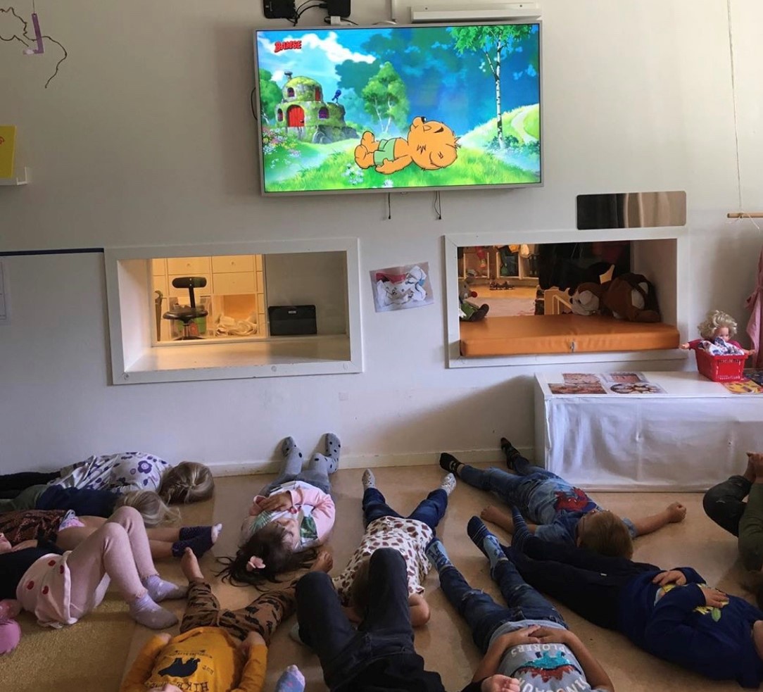 Barnen gör yoga med bamse