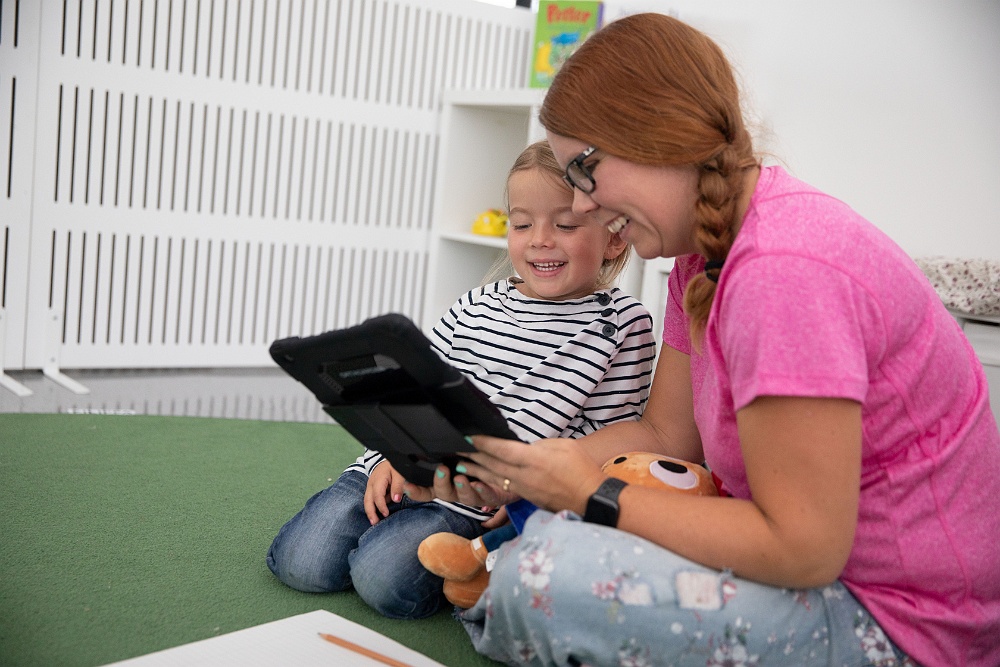 Barn på förskola läser digital bok
