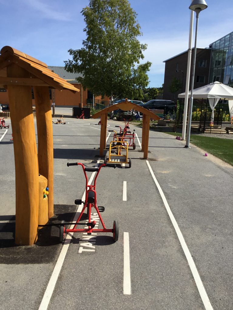 Utegården på Hovslagaren med flera cyklar.