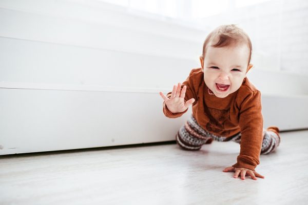 Leende baby kryper