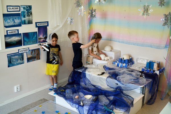 Barn leker i isinspirerad lärmiljö på förskolan