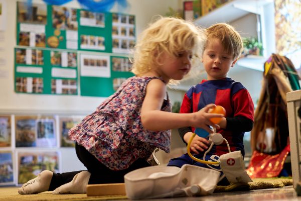 barn som leker doktor och är bra kompisar för social hållbarhet på förskolan