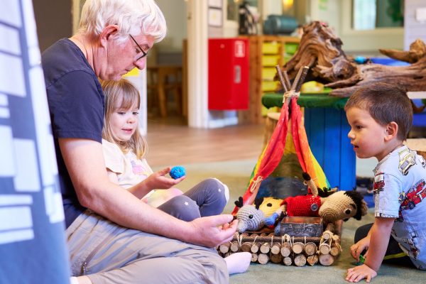 barn och pedagog leker tryggt i förskolans lärmiljö