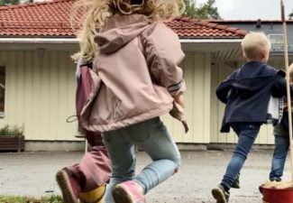Barn på Pysslingen förskolor springer på rörelsedagen