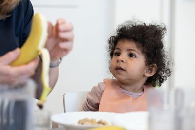 Barn som upptäcker smaker genom måltidspedagogik på förskolan.