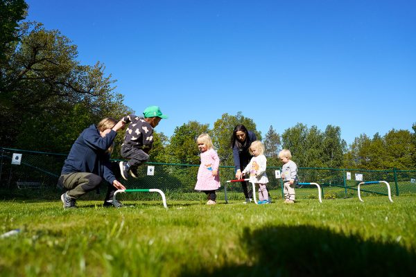 Barn som utforskar rörelse och fysisk aktivitet genom lek på förskolan.