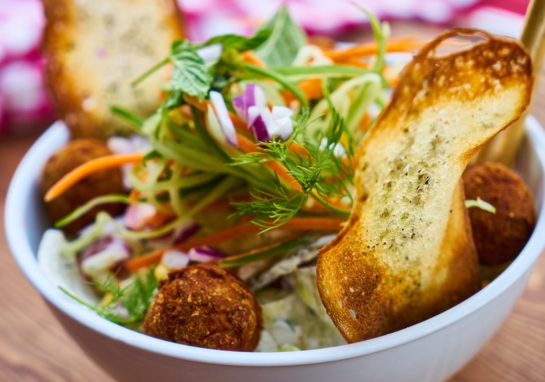 bowl fylld med nyttig, färggrann vegomat