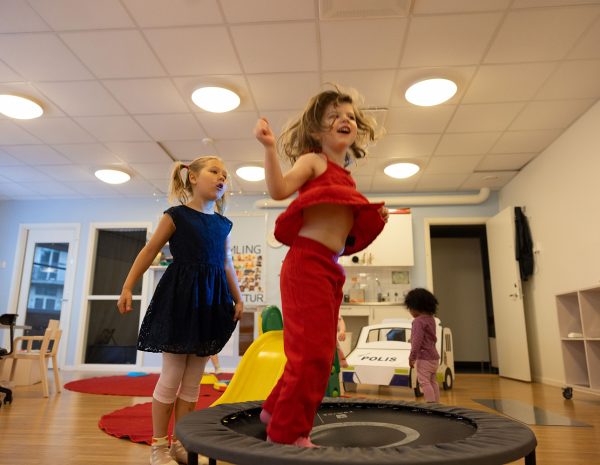 Barn som hoppar studsmatta