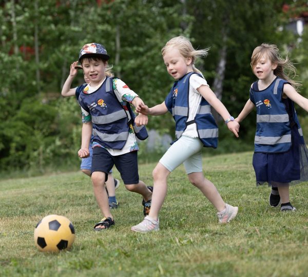 barn som spelar fotboll