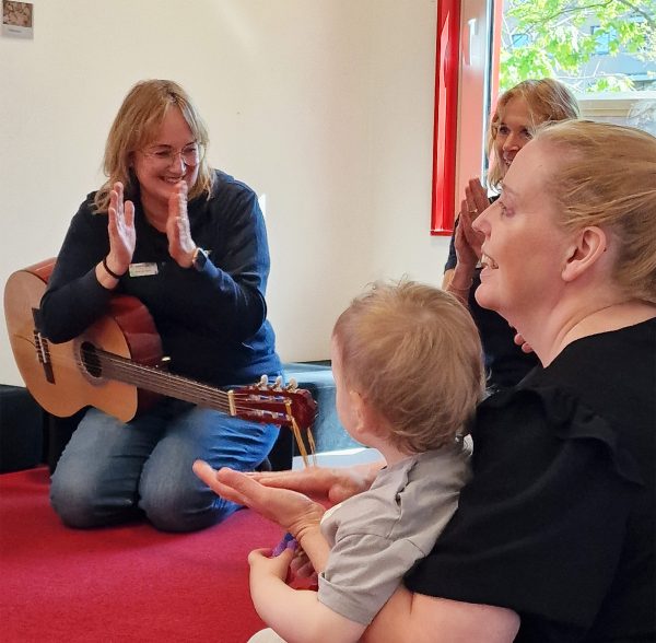 Pedagoger, föräldrar och barn sjunger ihop på Minipyss