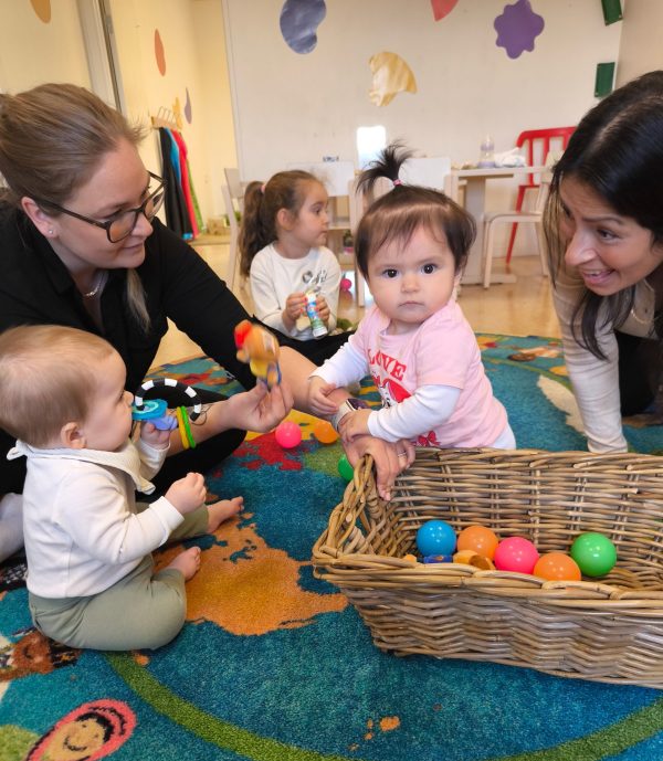 bebisar och vårdnadshavare leker tillsammans på Minipyss