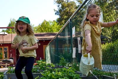 Sommarklädda barn leker utomhus på förskolan