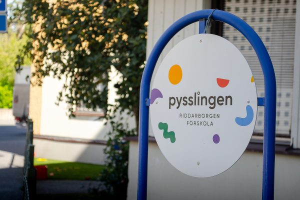 Bild på Riddarborgens förskola, skylt