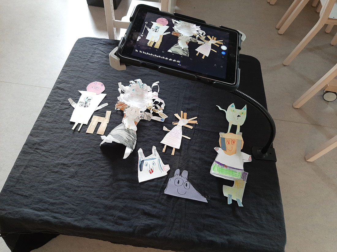 förskolan dokumenterar pappersfigurer med en padda