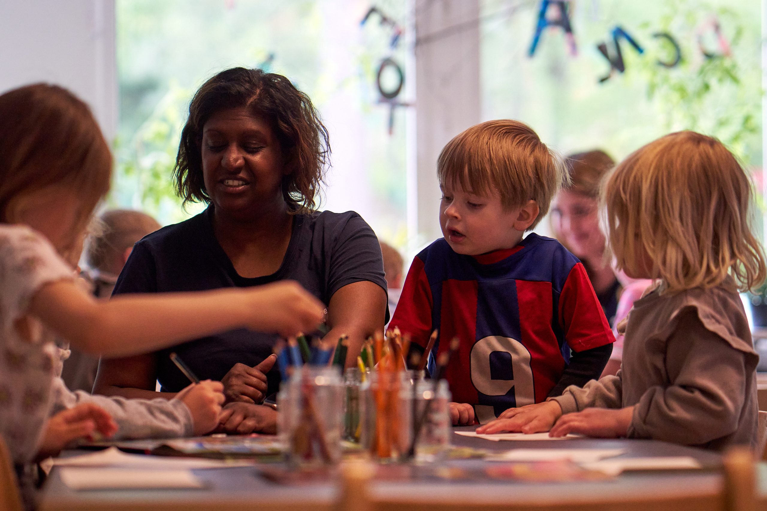 Pedagog ritar med barnen.
