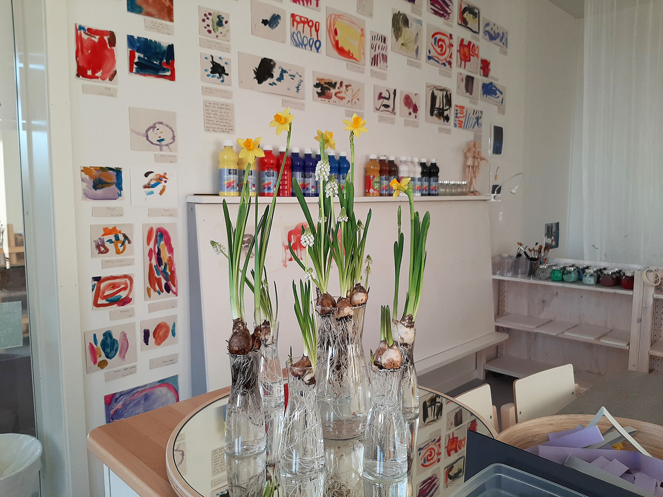 vårlökar i vaser som inspiration på förskolan