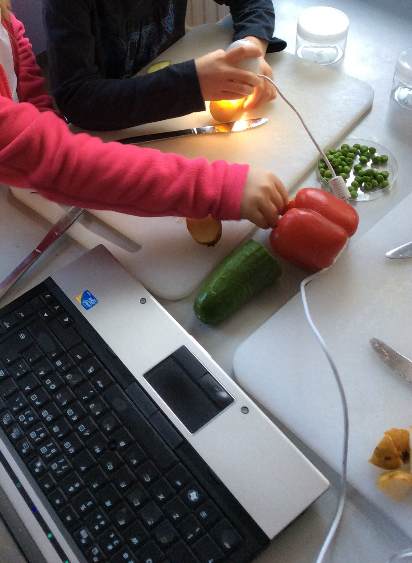 Barn hackar grönsaker till en sallad