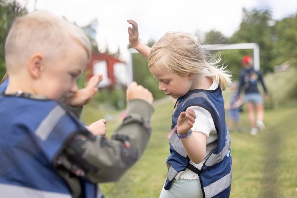 barn dansar och rör sig ute