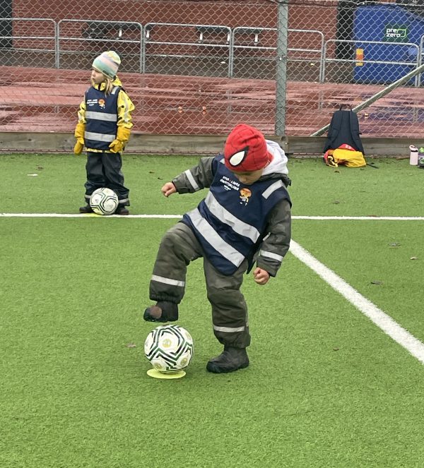 Barnen spelar fotboll.