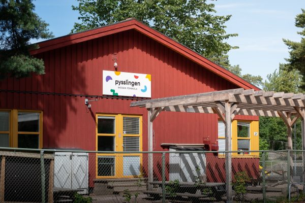 Framsidan av skogens förskola.