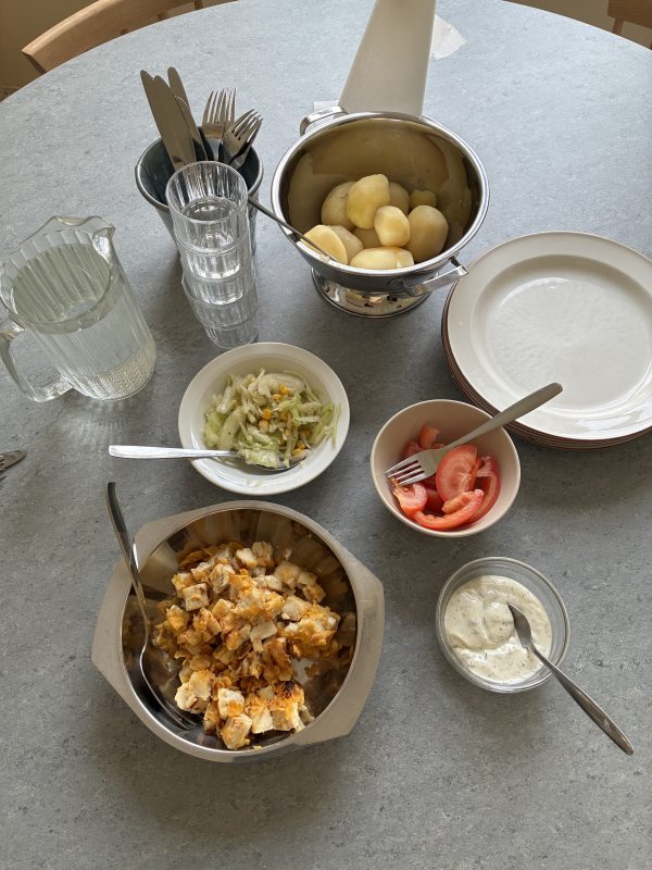 Mat uppdukat på bordet.