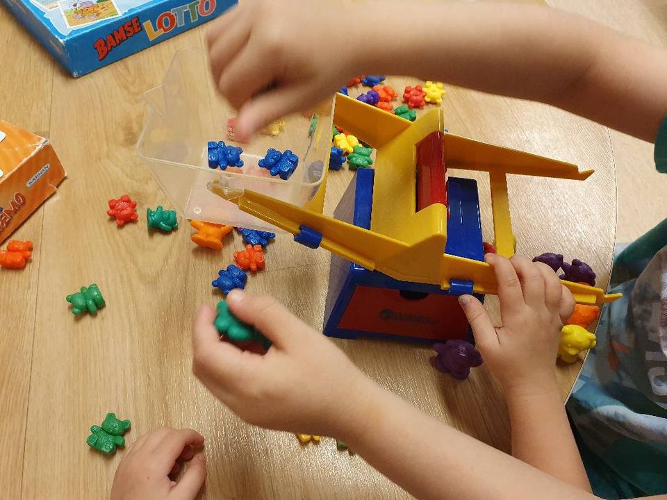 barn bygger med klossar pysslingen förskola björken