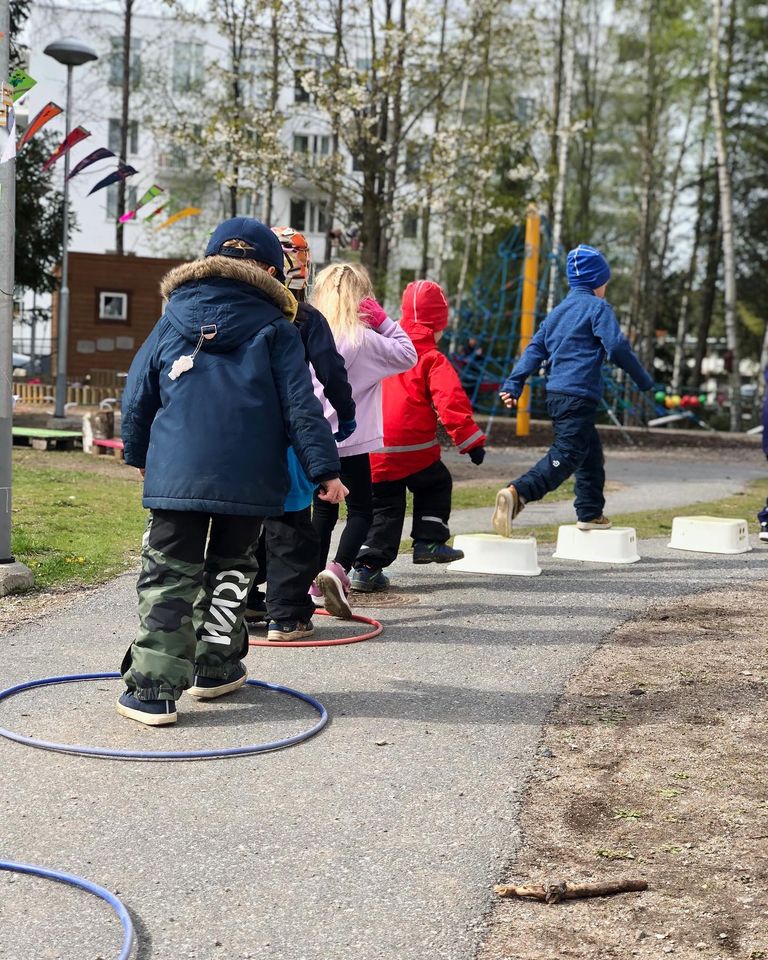 barn leker utomhus pysslingen förskola baldersro