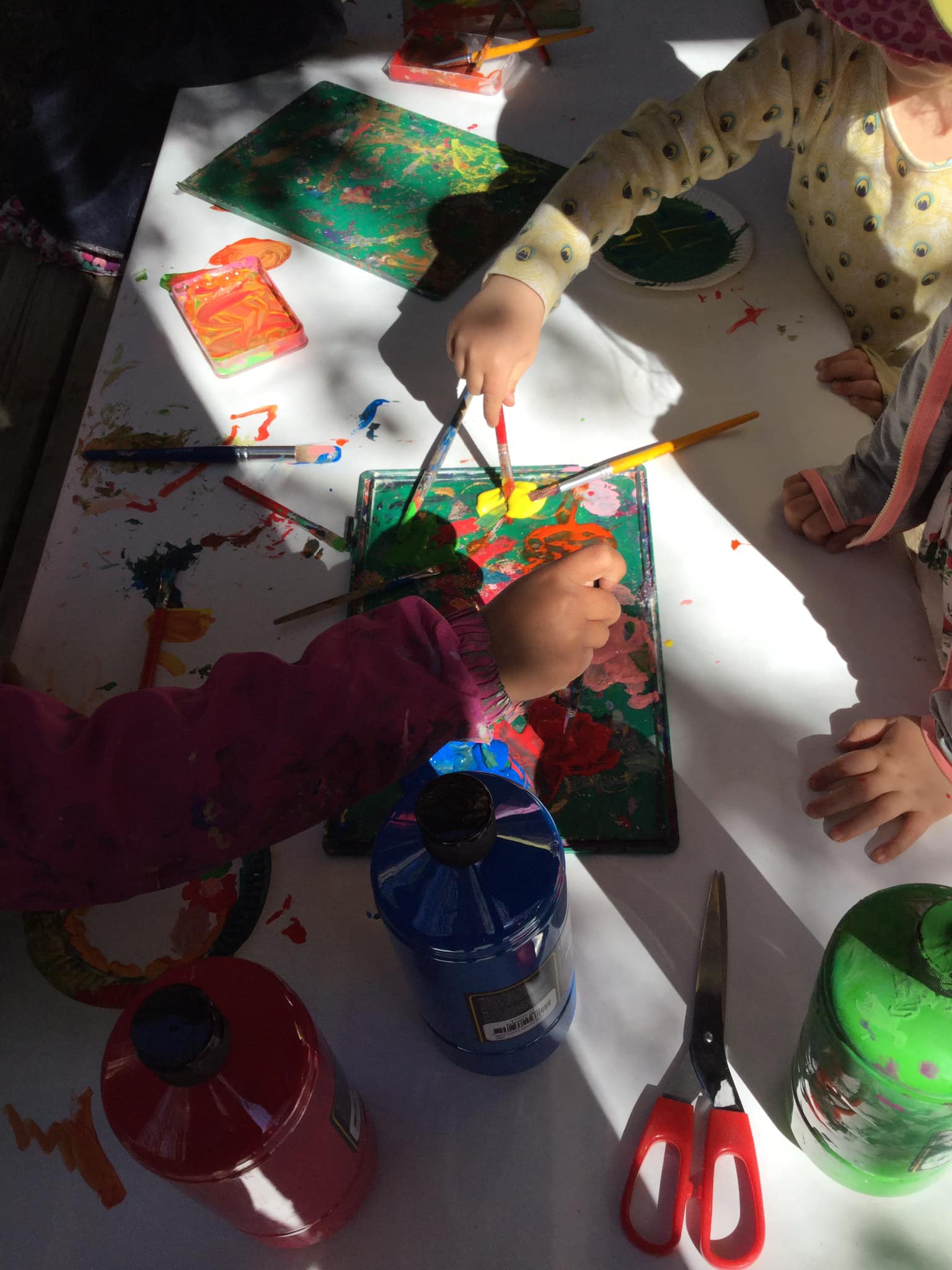 förskola barn leker med vattenfärg