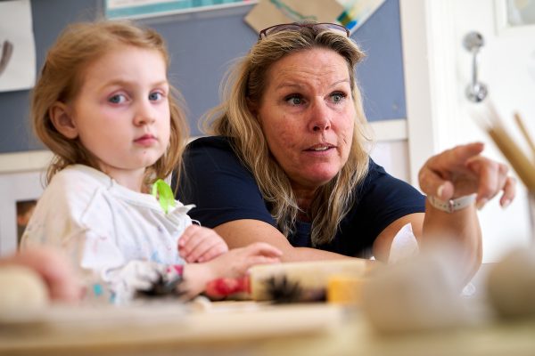 barn och pedagoger samverkar på förskolan