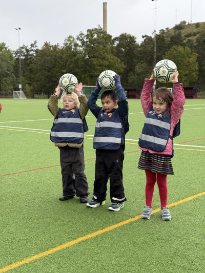 Tre femåringar redo för fotbollsskola.