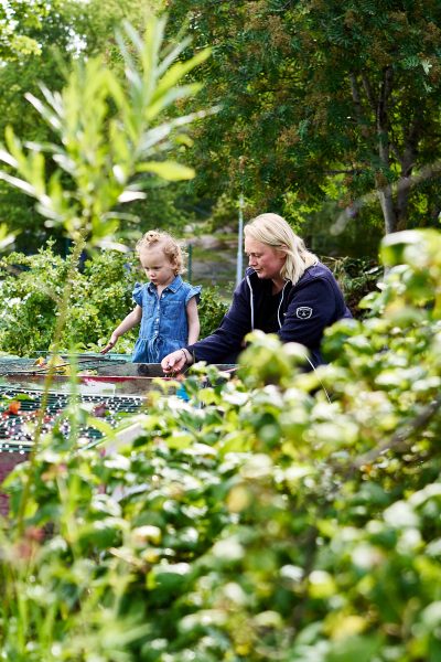 Barn och pedagog odlar.