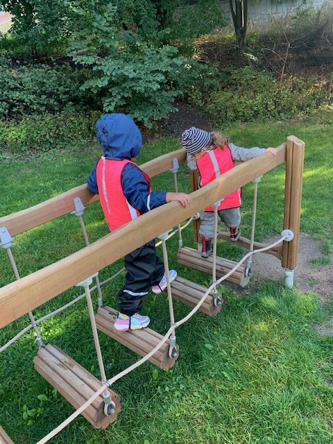 barn leker inte nudda mar på en lekställning