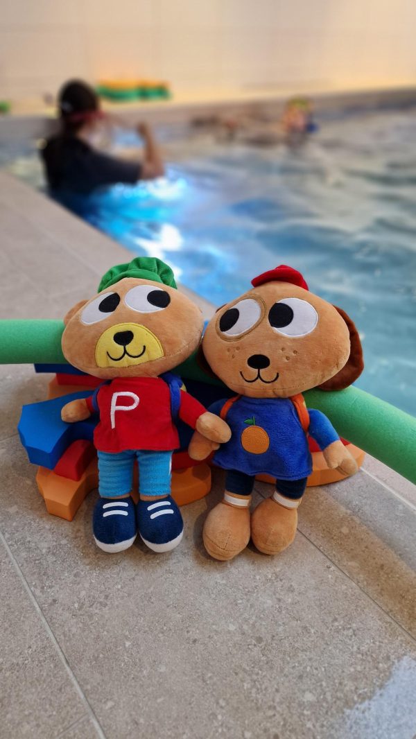 Pyss och Ling vid poolkanten.