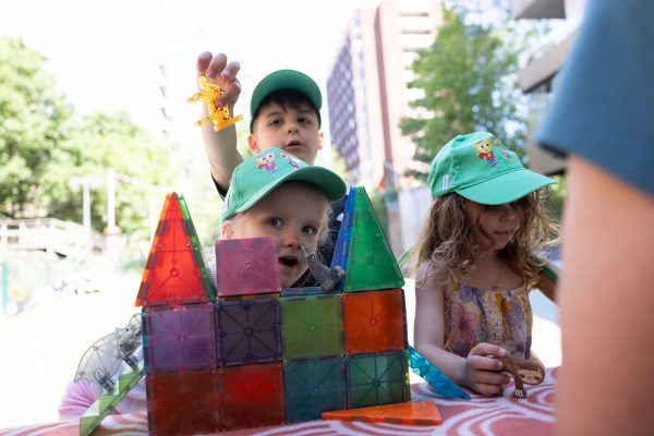 Flera barn bygger med magneter utomhus.