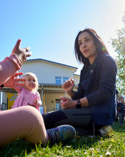 Samling utomhus för de yngsta barnen.