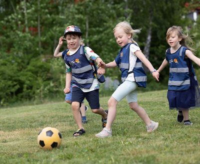 barn spelar fotboll
