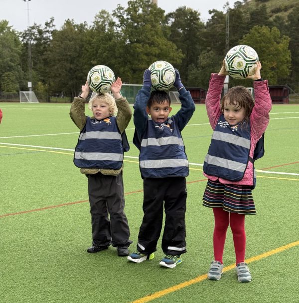 Barn deltar i fotbollsskolan med Hammarby IF.
