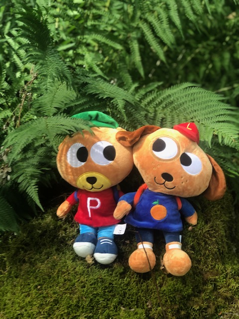 Pyss och Ling gosedjur i skogen.