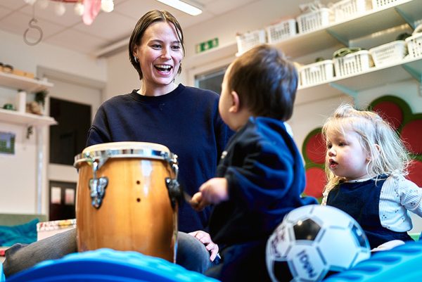 Pedagog och barn interagerar på förskolan